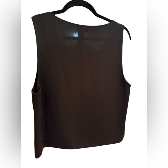 Aritzia Women’s Sleeveless V-Neck Top - Picture 3 of 6